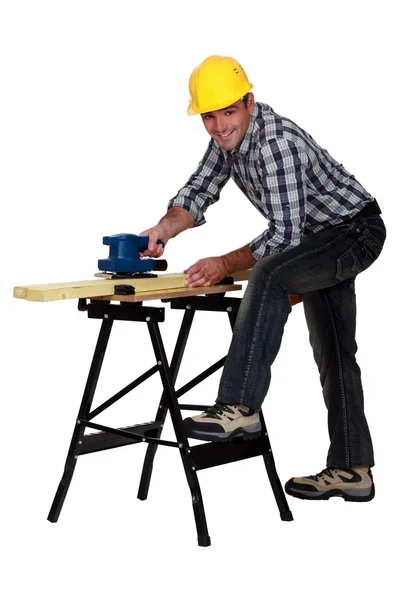 Carpinteiro usando lixadeira elétrica — Fotografia de Stock