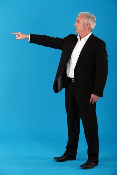 Senior mannen pekar på framsidan — Stockfoto