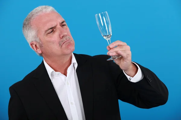 Man kijken glas — Stockfoto