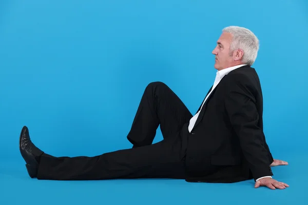 床に座っていた疲れのビジネスマン — ストック写真