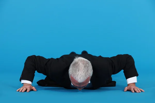 Senior man doen push-ups — Stockfoto
