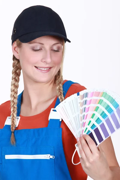 Woman choosing which color paint to use — Stock Photo, Image