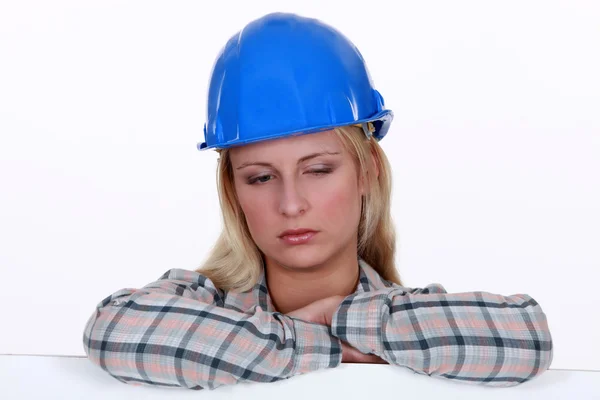 Cansado construtor do sexo feminino — Fotografia de Stock
