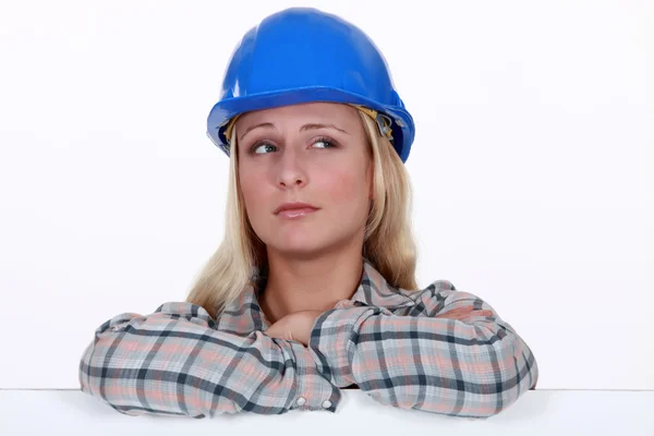 Kobieta builder z mylić spojrzeć na jej twarzy — Zdjęcie stockowe