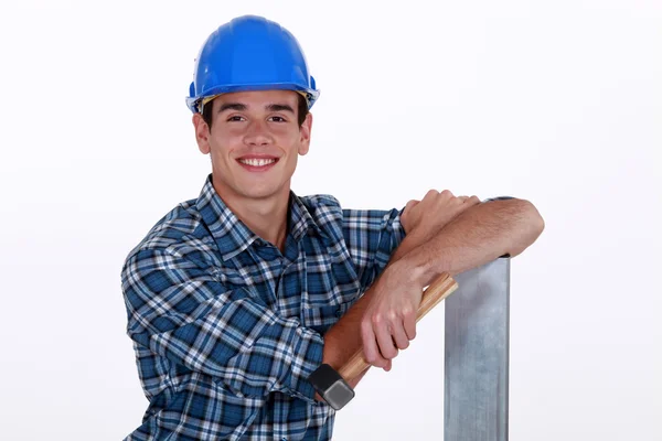 Construtor com martelo e folha de metal — Fotografia de Stock