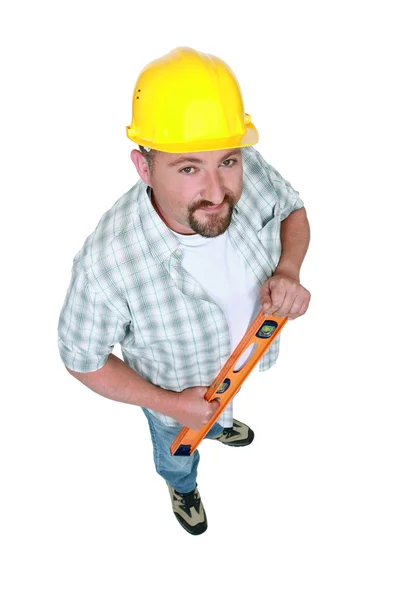Workman med ett vattenpass — Stockfoto