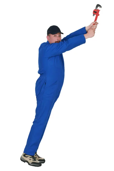 Man med skiftnyckel stretching — Stockfoto