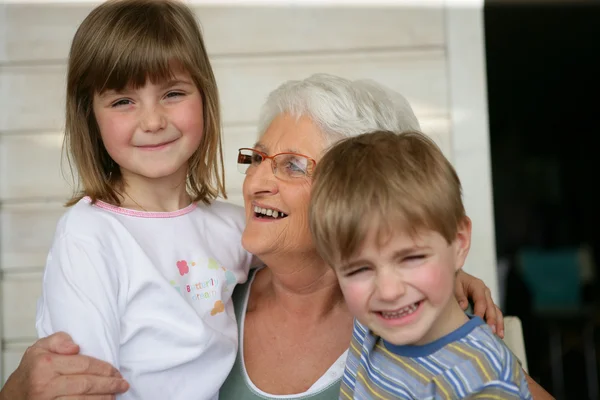 Nagymama vigyázott unokák — Stock Fotó