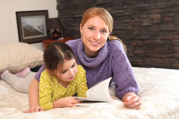 Mutter und Tochter lesen gemeinsam — Stockfoto