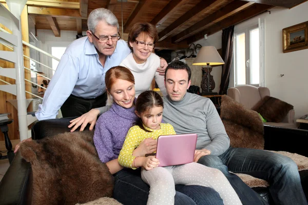 Família inteira em torno de um laptop — Fotografia de Stock