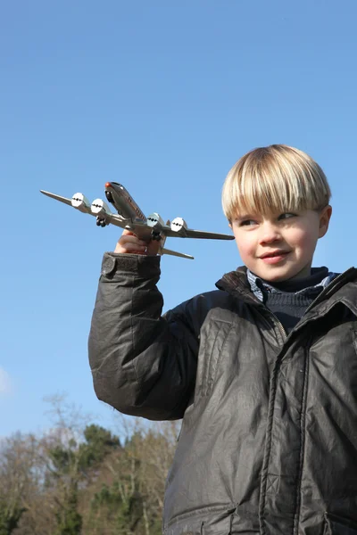 Mały chłopiec bawi się zabawkami samolot — Zdjęcie stockowe