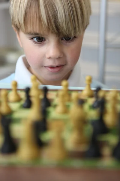 Kisfiú sakkozik. — Stock Fotó