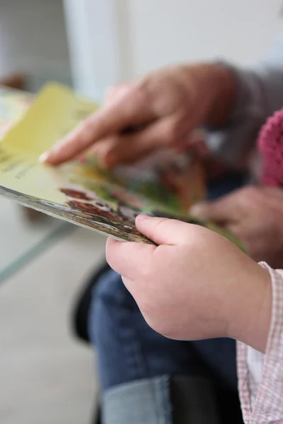 Staruszka nauczania wnuczka czytać — Zdjęcie stockowe