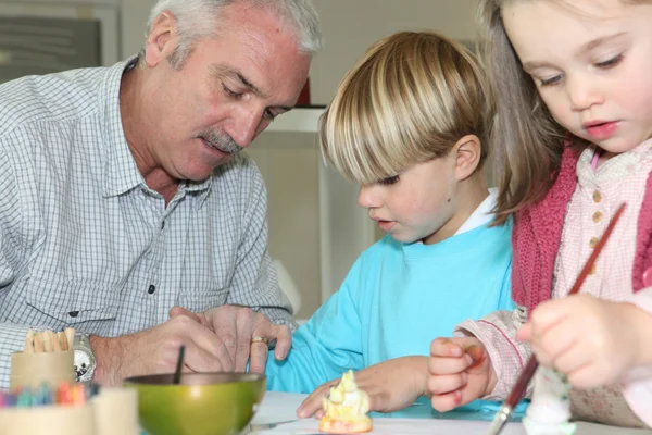 Frère et sœur peinture avec grand-père — Photo