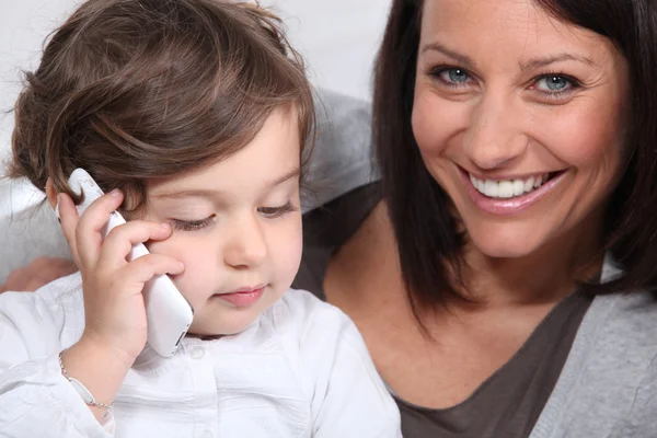 Anne ve kızı ile hareket eden telefon — Stok fotoğraf