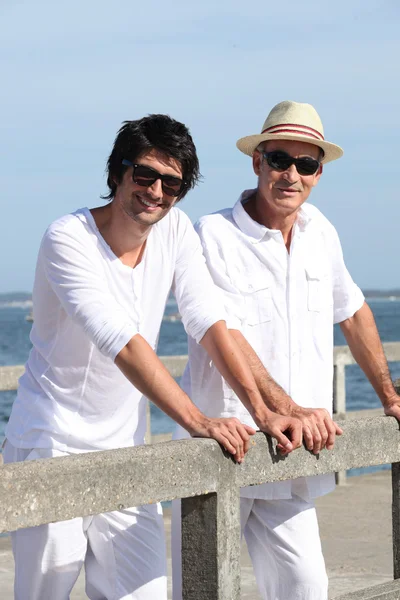 父と息子の埠頭に立って — ストック写真
