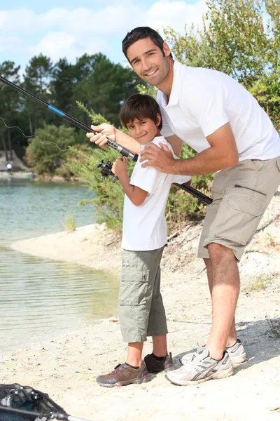 Vader en zoon vissen — Stockfoto