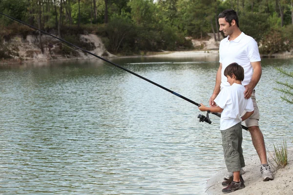 Apa és fia halászat — Stock Fotó