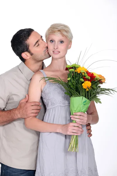 Мужчина дарит цветы жене — стоковое фото