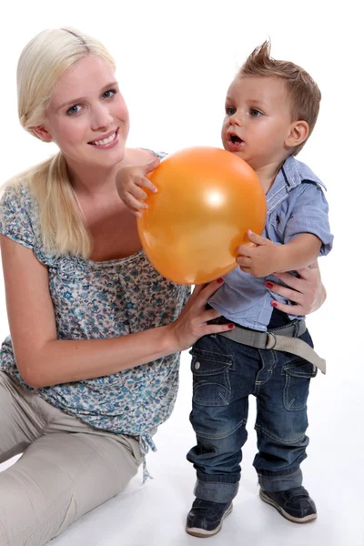Matka a její malý syn hraje s balónkem — Stock fotografie
