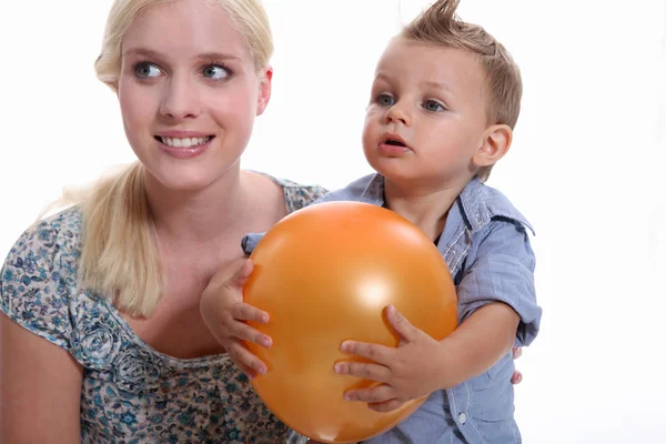 Matka a syn drží balon. — Stock fotografie
