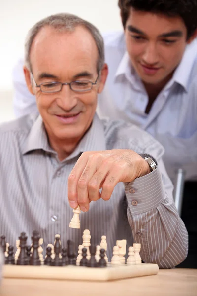Muž hraje šachy — Stock fotografie