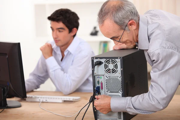 Avô instalar computador — Fotografia de Stock