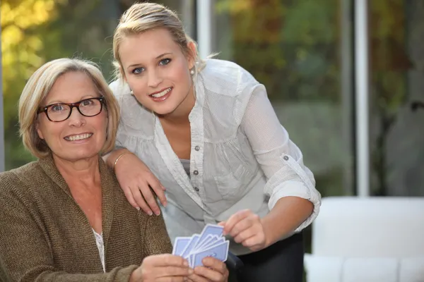 与奶奶的孙女玩纸牌 — 图库照片