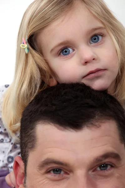 Vader geven dochter piggy terug — Stockfoto