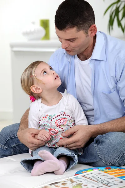 Baba ve kızı evde okuma — Stok fotoğraf