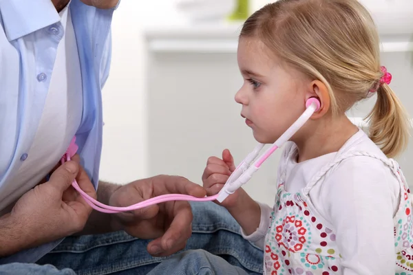 Criança ouvindo o batimento cardíaco de um adulto — Fotografia de Stock