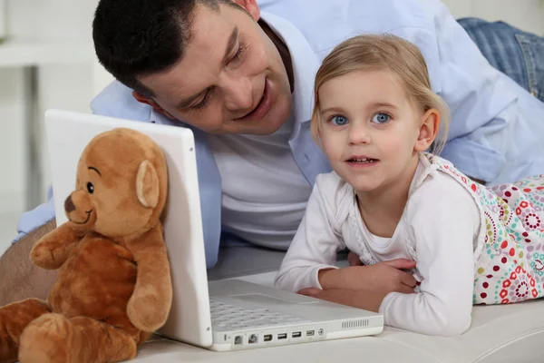 Little girl in front of computer with her dad — Stock Photo, Image