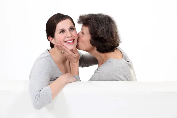 Moeder haar dochter kussen — Stockfoto
