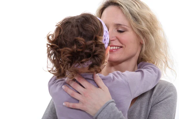 Porträtt av ung mamma med dotter visar sin kärlek — Stockfoto