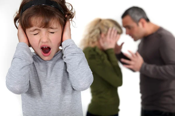 Unga barn försöker överrösta hennes föräldrars argument — Stockfoto