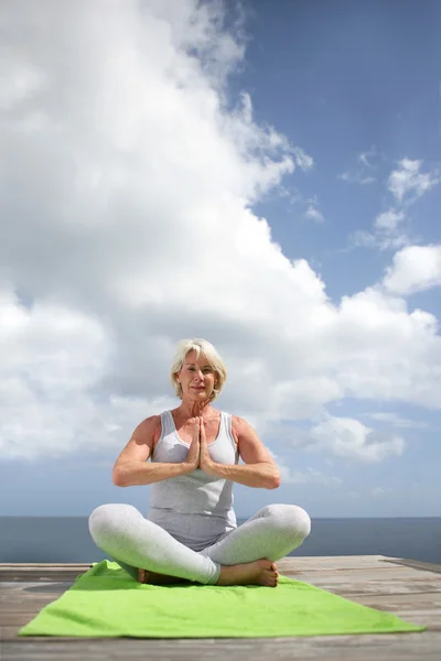 Woman practicing yoga outdoors — Stock Photo, Image