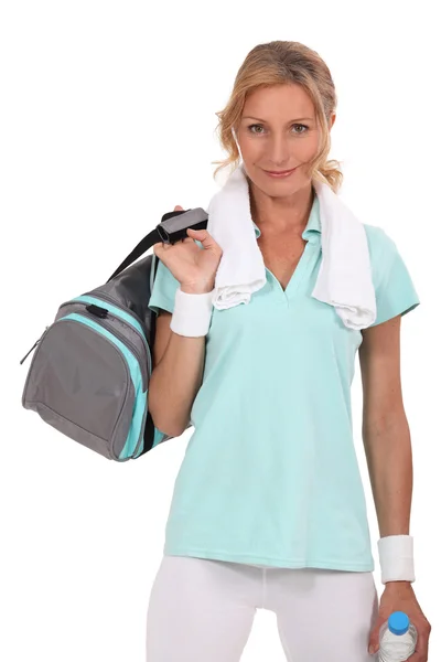 Жінка зі спортивною сумкою над плечем — стокове фото