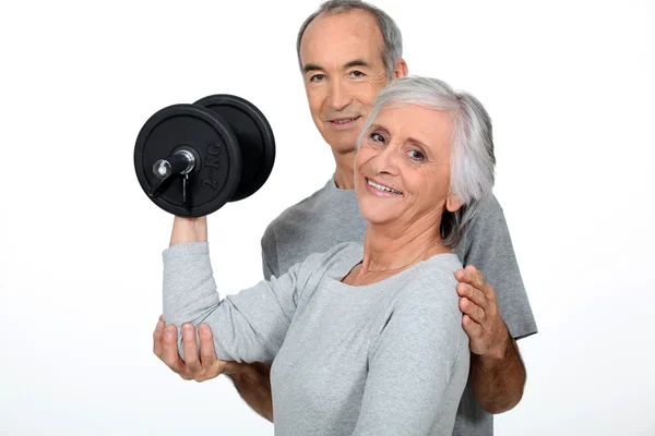Старая пара занимается фитнесом — стоковое фото