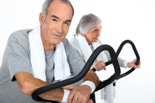 Senior couple doing cardio machine — Stock Photo, Image