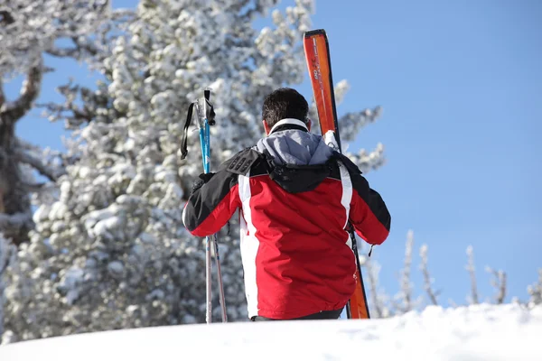 Tiro traseiro de esquiador masculino — Fotografia de Stock
