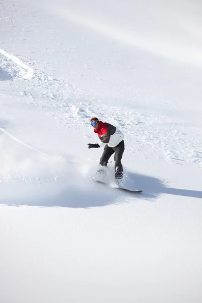 Abenteuerlustiger Mann beim Snowboarden bergab — Stockfoto