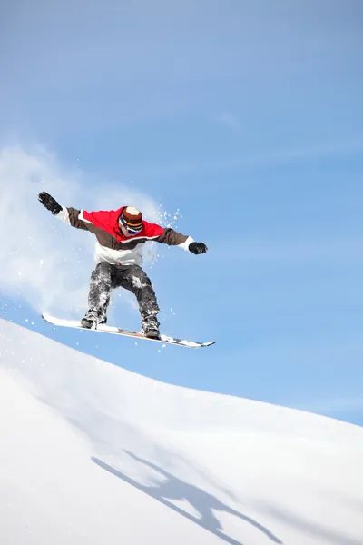 Etkileyici performans snowboarder atlamak — Stok fotoğraf