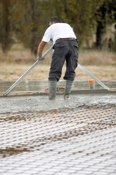 콘크리트 기초를 확산 하는 남자 — 스톡 사진
