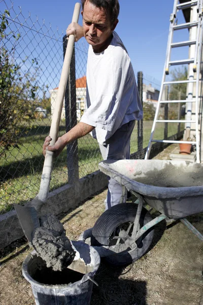 Homme préparant le ciment — Photo