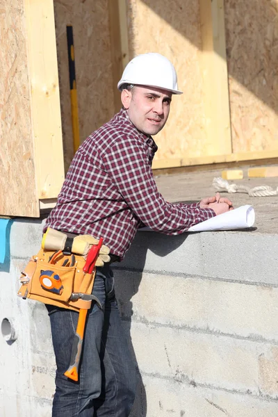 Foreman overseeing construction of wooden house — Stock Photo, Image