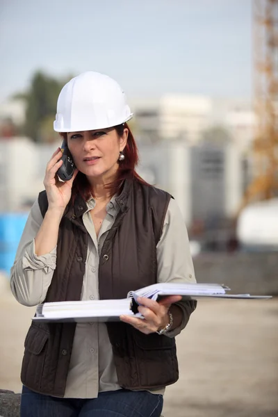 Femme d'affaires supervisant un chantier de construction — Photo
