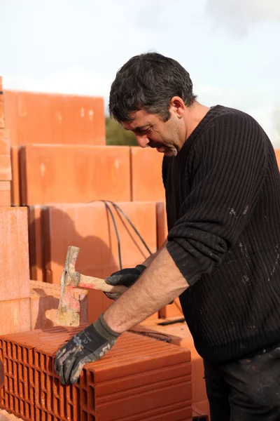 Builder shaping a brick — Stock Photo, Image