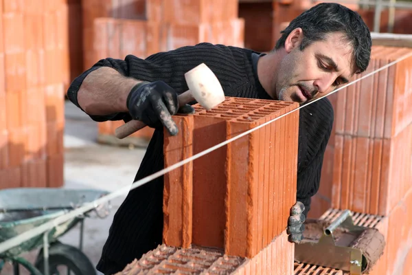 Man making sure wall is straight — Stock Photo, Image