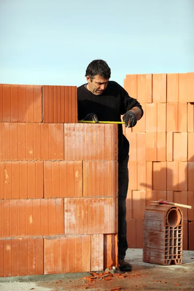 Man bouwt een muur — Stockfoto