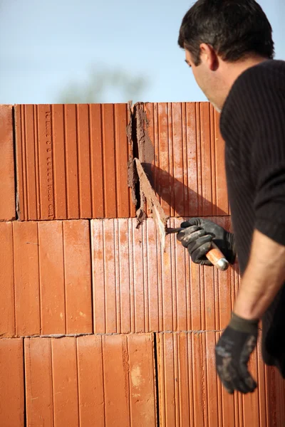 Mason cementing between bricks — Stock Photo, Image